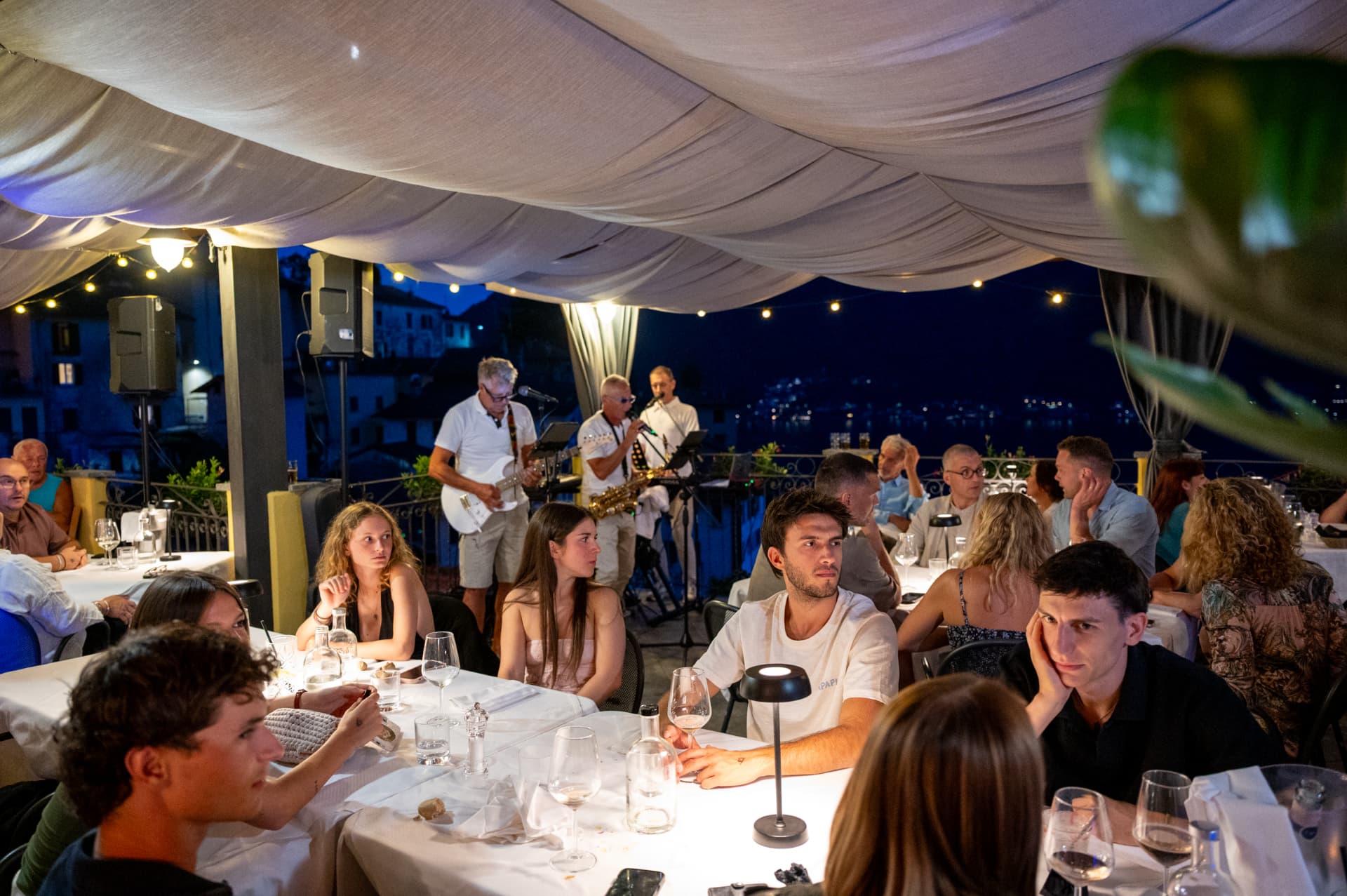 Musica dal vivo in terrazza durante una serata estiva